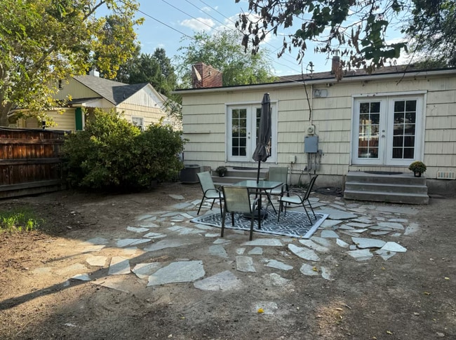 Building Photo - Charming 4-Bedroom Cottage Minutes from Do...