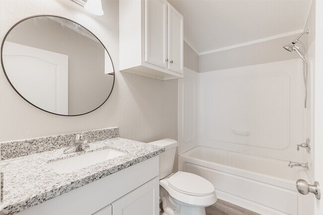 Building Photo - 1520 W Creek Dr