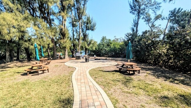 Building Photo - Seasonal/short term 2/2 condo rental with full water view on Longboat Key.