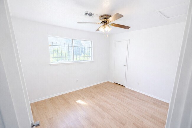 Building Photo - 10818 Long Gate Dr