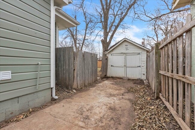 Building Photo - 1704 NW 32nd St