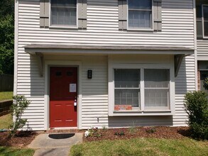 Building Photo - Charming 3 Bdrm/2 Bath Townhome - Available Now!