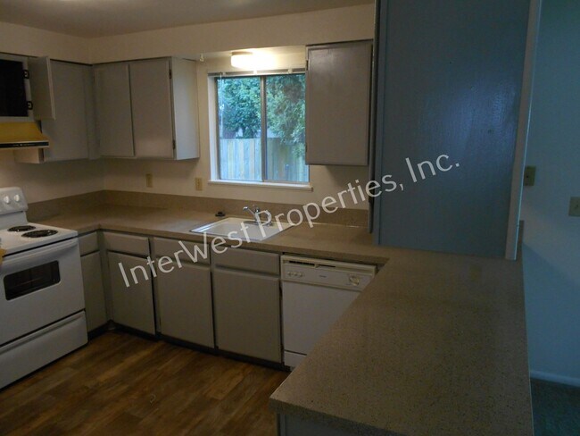 Building Photo - 6627-6627 SW 201st Ct