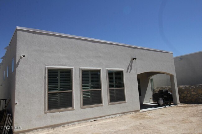 Building Photo - 13878 Paseo Central Ave