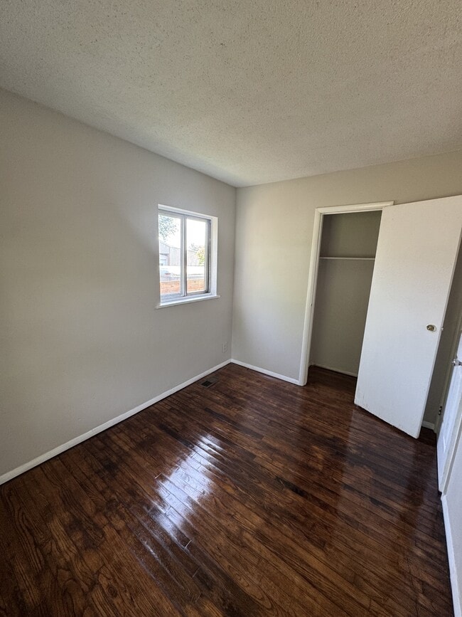 Building Photo - 826 SE Eastgate Dr