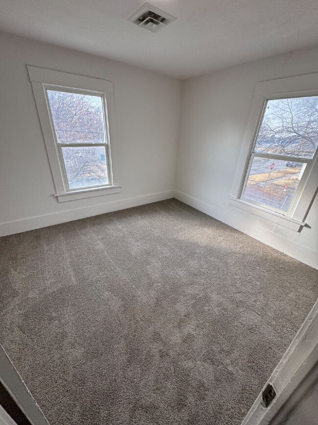 Building Photo - "Spacious 4-Bed, 3-Bath Home on South Poplar Street – 1758 Sq Ft of Comfort in Wichita!"