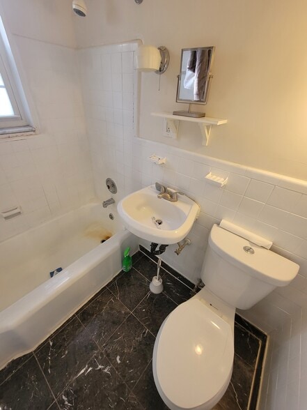 Bath - 5216 8th Rd S