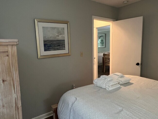 Building Photo - Walk to the Beach! Beautifully Remodeled/Furnished Fiddler's Cove