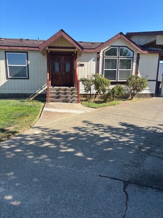 Building Photo - 4 Bedroom in Arboga! Available Now!