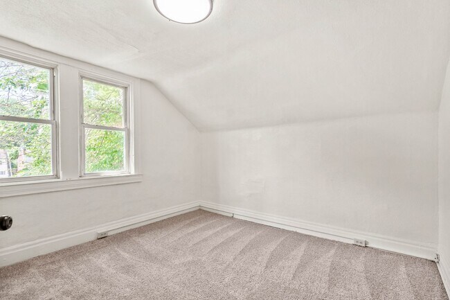 Building Photo - GREAT TWO BEDROOM IN SOUTH SIDE SLOPES!