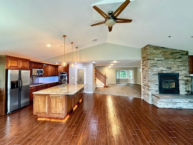 Building Photo - Rare Kent Gem, 3 BR | 3 BA | 2 DEN | 0.41 ...
