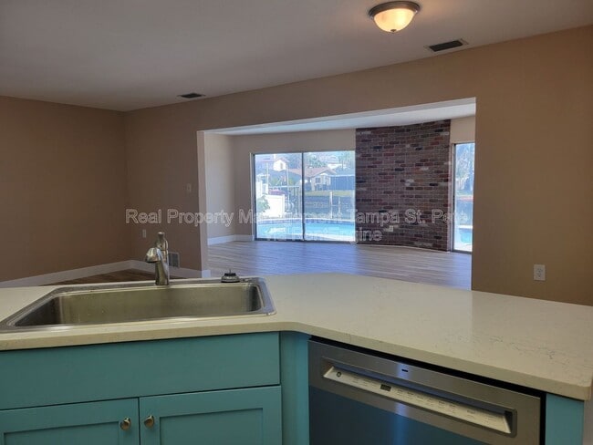 Building Photo - 1985 Cove Dr