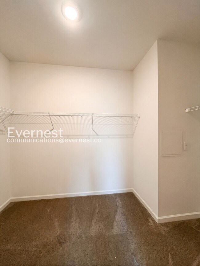 Building Photo - Home with Fenced Yard and Garage / 4 Bed, 2 Bath  / Voucher Accepted / Pet-friendly / Coming Soon!