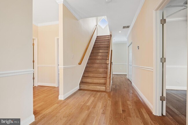 Building Photo - 5905 Lone Oak Dr