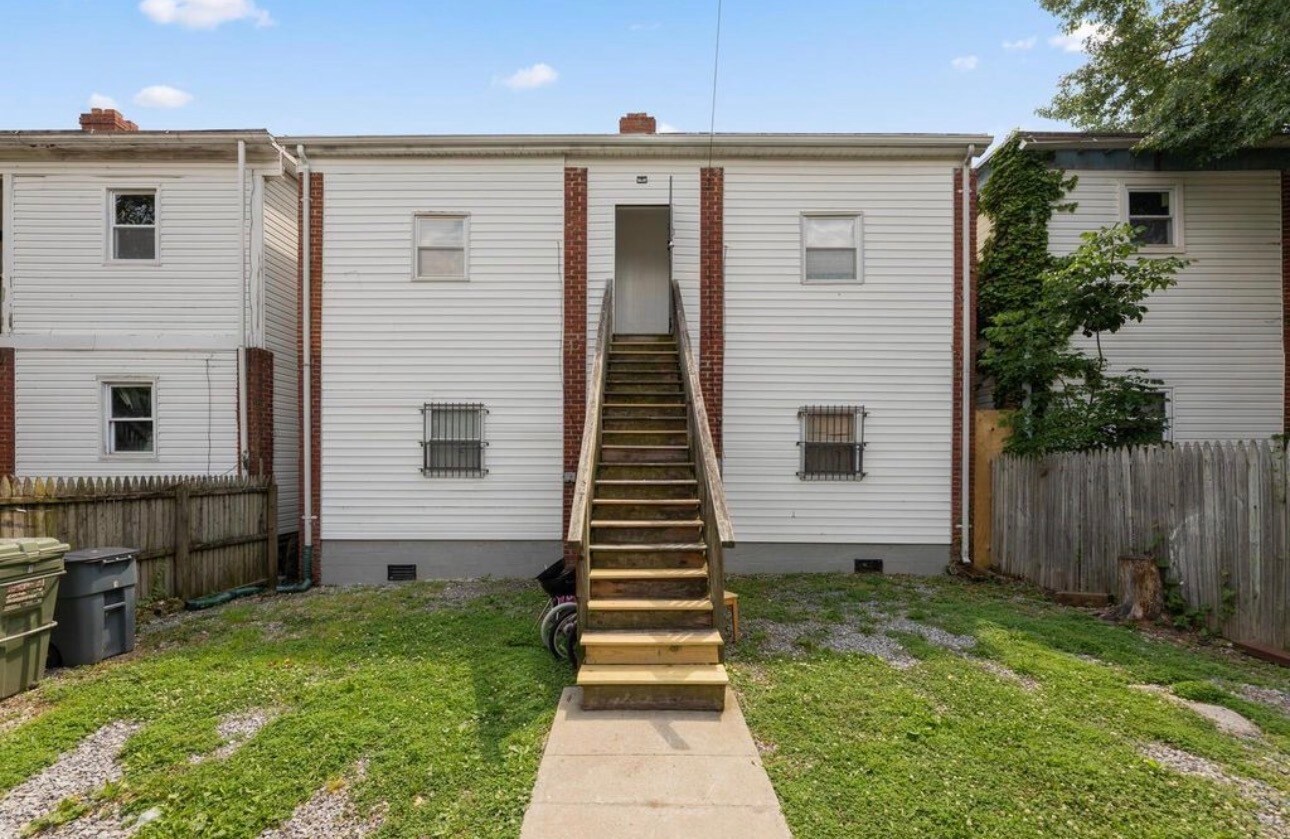 Building Photo - 566 Newcomb St SE