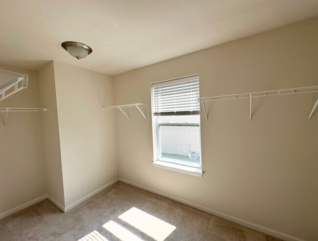 Building Photo - 1327 Sunnybrook Ln