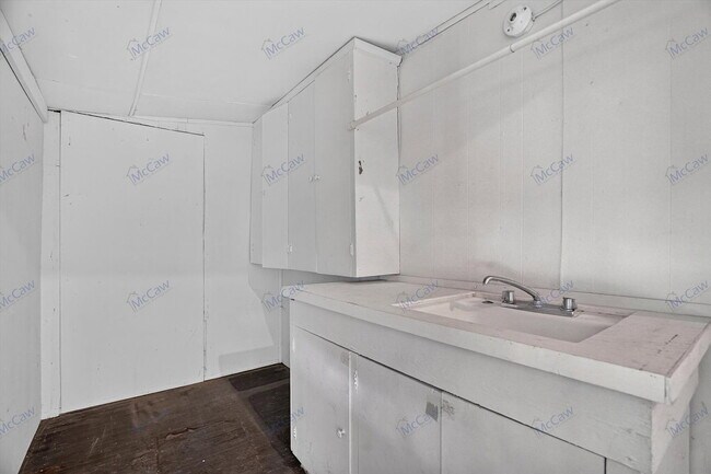 Building Photo - 303 S Elm St