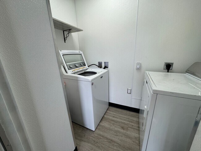 Building Photo - 1912 University Ave W