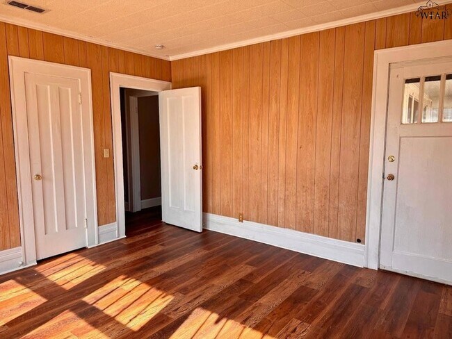 Building Photo - 1710 Monroe St