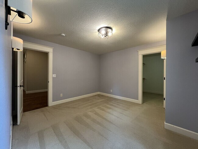 Building Photo - Luxury 5 Bedroom Home with Soaking Tub, Chef’s Kitchen & Expansive Primary Suite