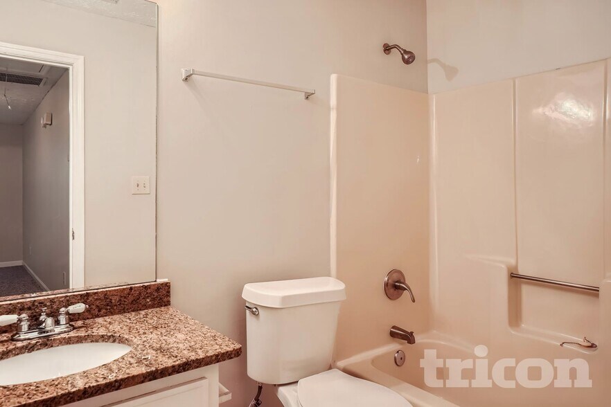 Building Photo - 5 Meadow Green