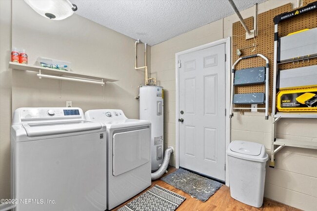 Building Photo - 8440 Frost St N