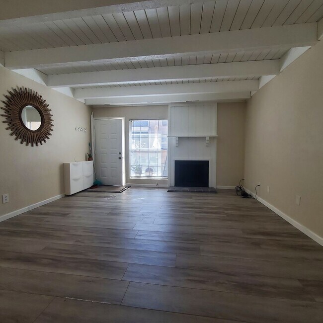 Building Photo - 2 Bedroom Townhome with Pool and Clubhouse/Centrally Located!!