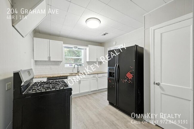 Building Photo - 204 Graham Ave