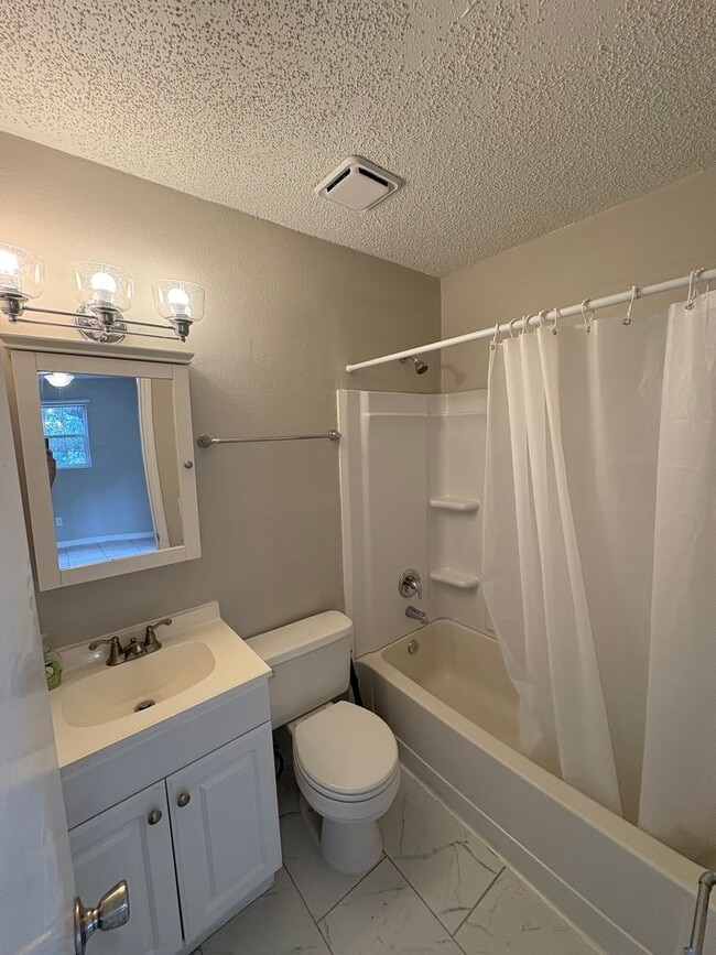 Building Photo - 3 Bed / 2 Bath Single-Family Home Near Downtown Eustis