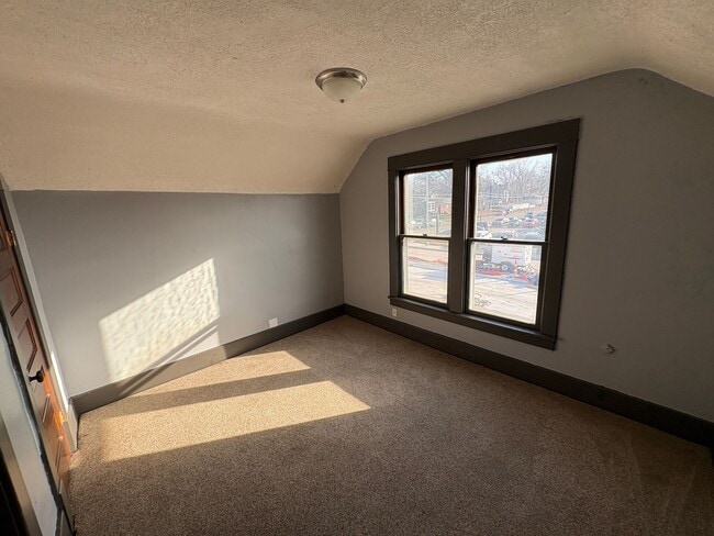 Building Photo - Spacious Home with Huge Backyard, Laundry included