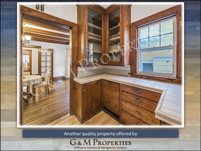 Building Photo - Rare Park Ave Rental – Spacious 3-Bedroom with Original Charm