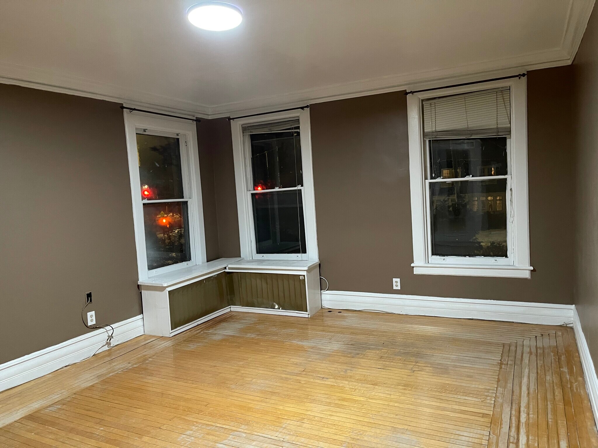 Large room - 584 Western Ave