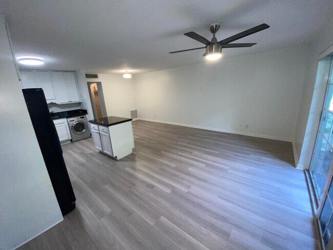 Building Photo - 102 N Lakeside Dr