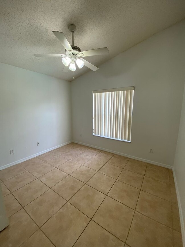 Building Photo - Great 4 Bedroom 3 Bathroom Pool Home in Indian Creek