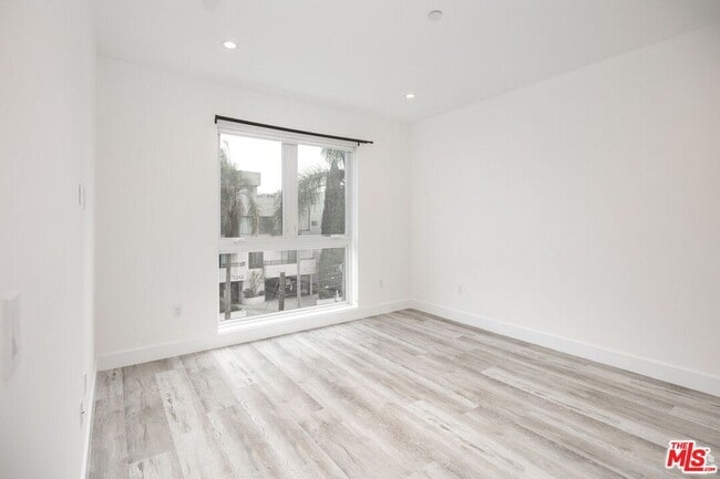 Building Photo - 320 N La Brea Ave