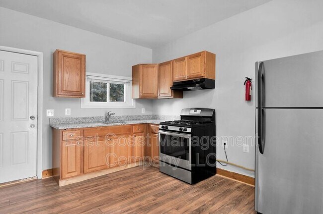 Building Photo - 425 N Curley St
