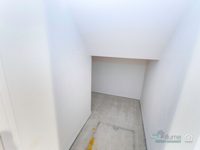 Building Photo - 2 Bedroom, 2.5 Bath Close to Nike and Intel!