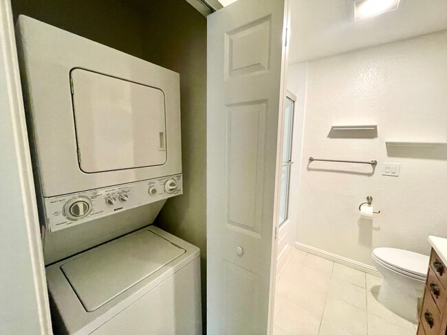 Building Photo - Spacious Remodeled Condo in desireable Com...