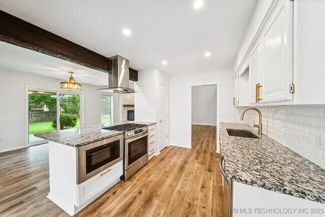 Building Photo - 6947 S 30th W Ave