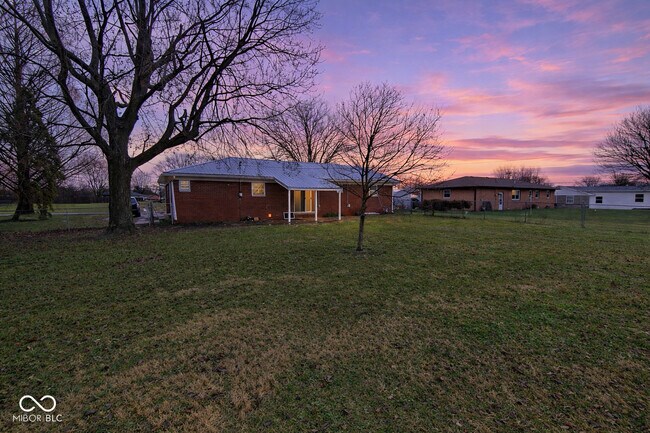 Building Photo - 2183 S Fairview Dr