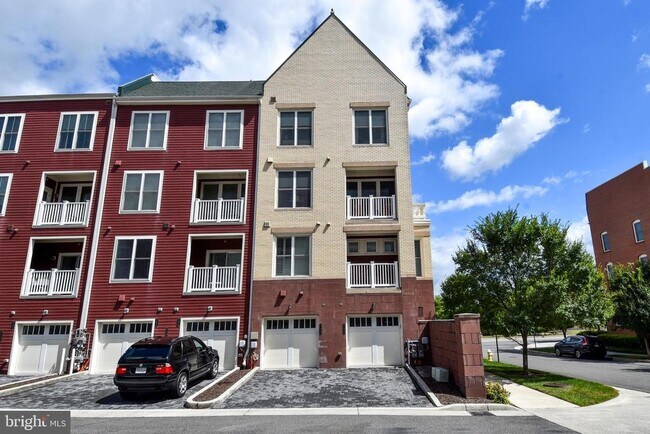Building Photo - 736 McKenzie Ave