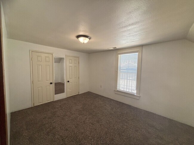 Building Photo - Charming 2 Bedroom 1 Bath Close to Downtown