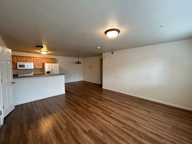 Building Photo - 3 Bedroom 2.5 Bathroom Condo-Pool-Clubhous...