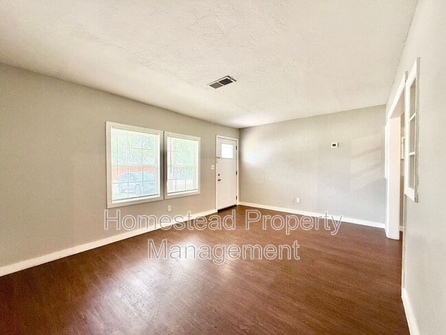 Building Photo - 4200 Altadena Ave