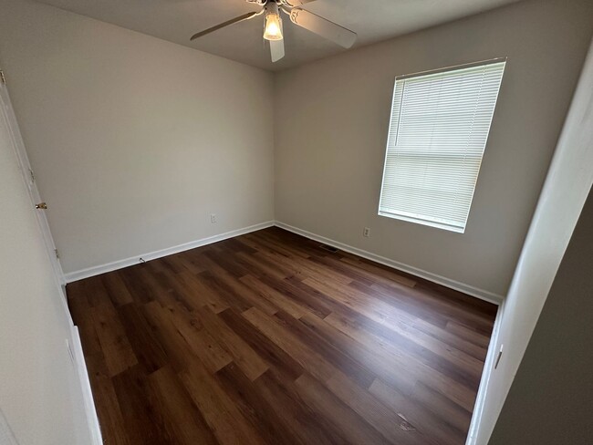 Building Photo - 1651 W Kole Dr