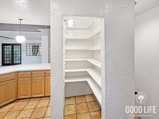 Building Photo - Stunning 2B/2.5BA Townhouse w/ W/D, Private Balconies & Pool!