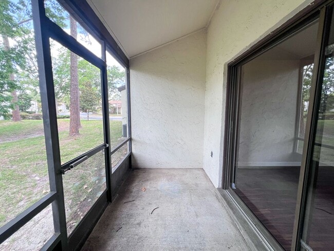 Building Photo - 2BR/1.5 Townhouse in Conveniently Located ...