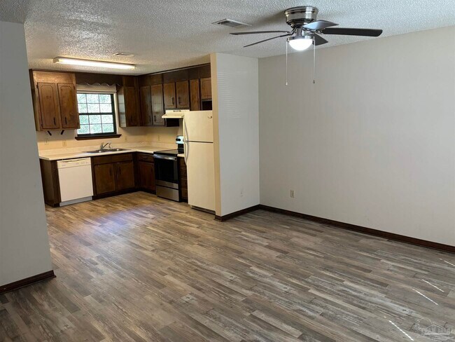 Building Photo - 5682 Crestwood Dr