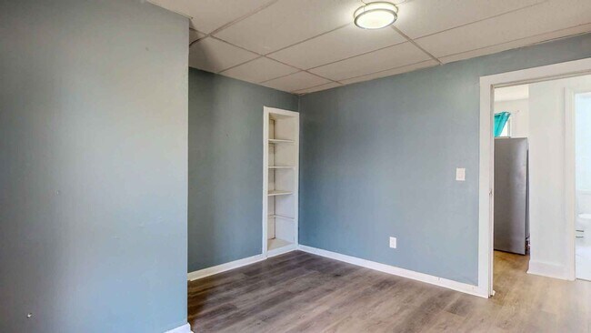 Building Photo - Newly Renovated 2 Bedroom Apartment - Heat...