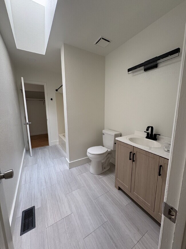 Building Photo - 3 bedroom townhouse